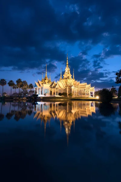 ワット・ノン・クムまたはノン・クム寺院、夕暮れ時、ナホの有名な場所 — ストック写真