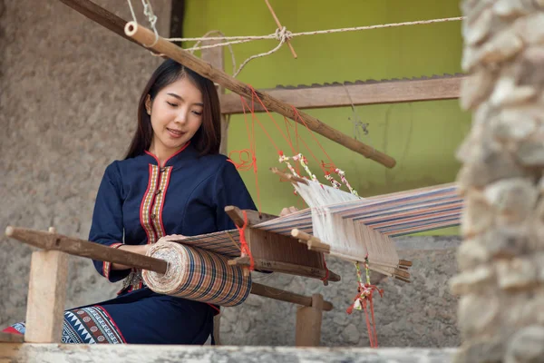 Mujeres jóvenes tejiendo con la tradicional máquina de tejer tailandesa — Foto de Stock