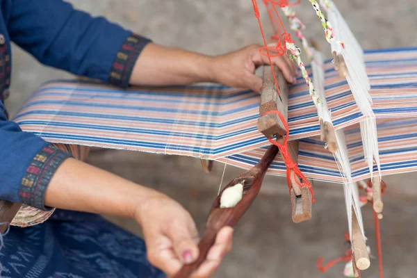 Geleneksel Tay dokuma makinesi ile dokuma kadın elleri — Stok fotoğraf