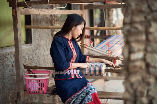 Young women weaving with traditional Thai weaving machine — Stock Photo, Image