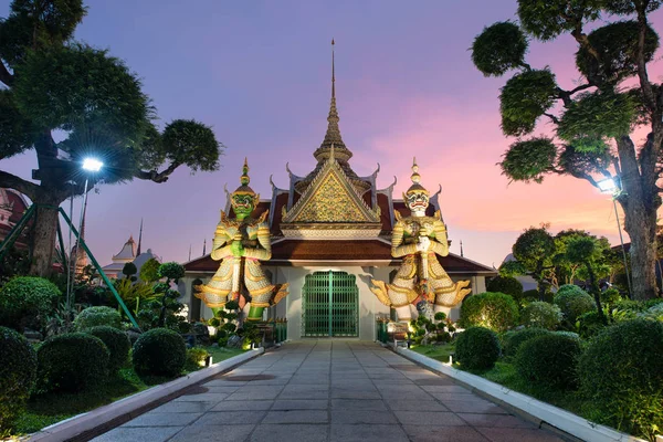 Estatuas gigantes en Wat Arun Ratchawararam (el templo del amanecer) en —  Fotos de Stock