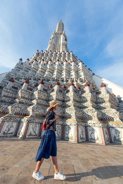 Joven turista asiática viajando en Wat Arun Ratchawararam, o —  Fotos de Stock