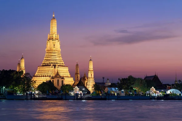 Wat Arun Ratchawararam (de tempel van de dageraad) bij zonsondergang, Bangkok, — Stockfoto