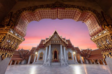 Gün doğumunda Wat benjamaborphit dusitvanaram veya mermer tapınak 