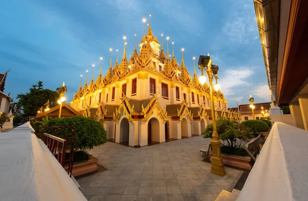 Wat Ratchanatdaram y Loha Prasat Castillo de Metal en el crepúsculo, lan —  Fotos de Stock