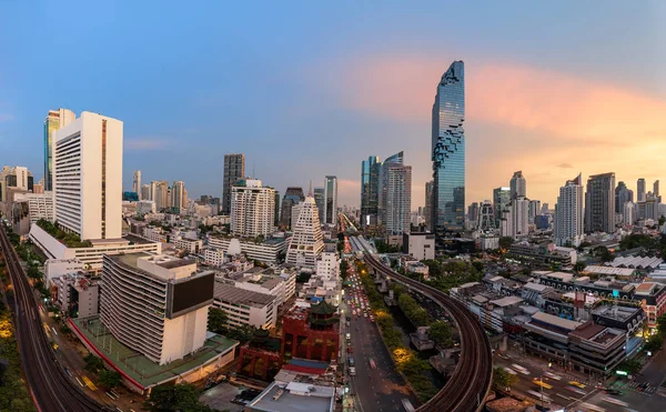 Cityscape view of Bangkok city central business downtown with ex — Stock Photo, Image