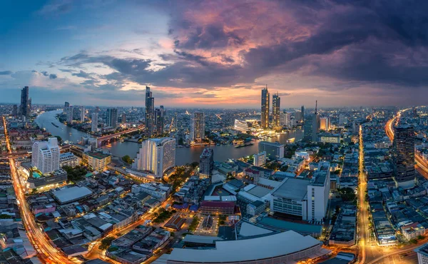Vista panorámica curvada del río Chao Phraya en la ciudad de Bangkok —  Fotos de Stock
