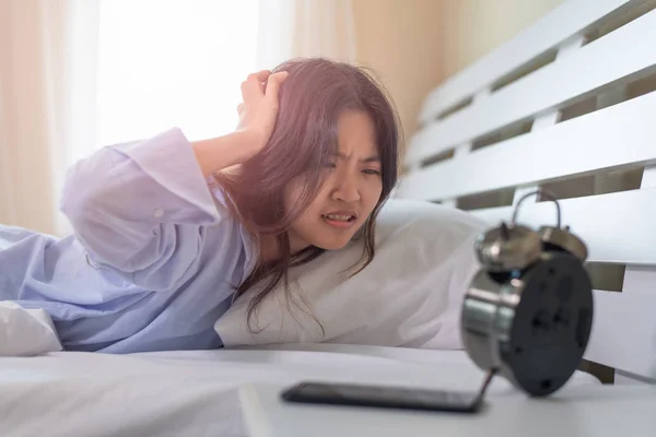 Молодая азиатка шокирована, когда она просыпается поздно утром, Youn — стоковое фото