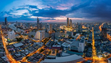 Bangkok şehrinde Chao Phraya Nehri'nin kavisli manzarası aşağı