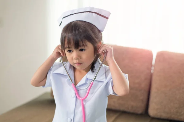 Маленький симпатичний посміхаючись Азіатські дівчата носіння медсестра Уніформа з — стокове фото