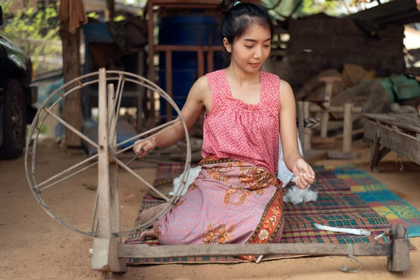 Genç Asyalı kadın Spinning pamuk iplik — Stok fotoğraf