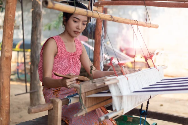Mujeres jóvenes tejiendo con la tradicional máquina de tejer tailandesa —  Fotos de Stock
