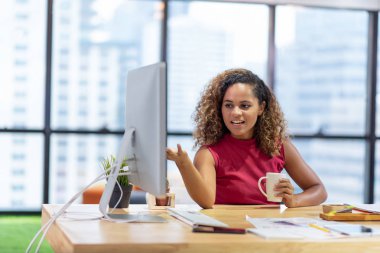 İşkadını bir iş toplantısında çalışmalarını sunmak
