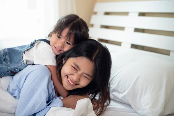 Щасливі азіатські сім'ї люблячих дітей, дитина і її сестра розслабляючий — стокове фото