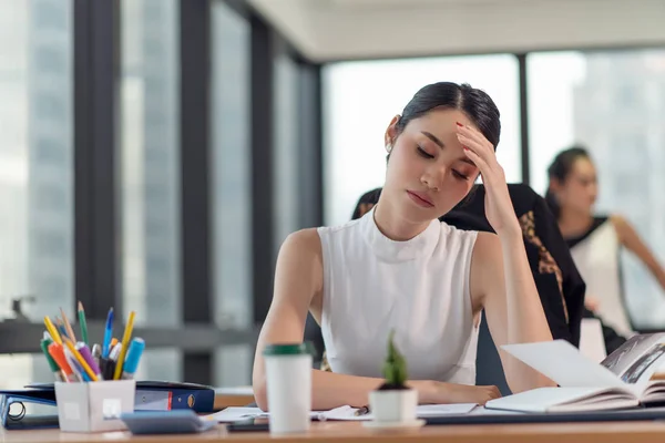 Donna d'affari stressata con palmo sul viso nel suo ufficio — Foto Stock