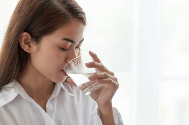 Genç Asyalı kadın su bir bardak içme, Sağlık co