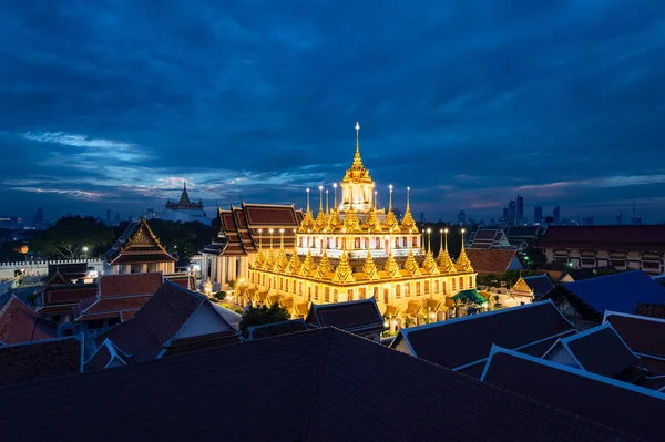 Wat Ratchanatdaram y Loha Prasat Castillo de Metal en el crepúsculo, lan —  Fotos de Stock