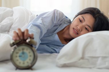 O sabah geç uyanmak gibi Genç Asyalı kadın şok, youn