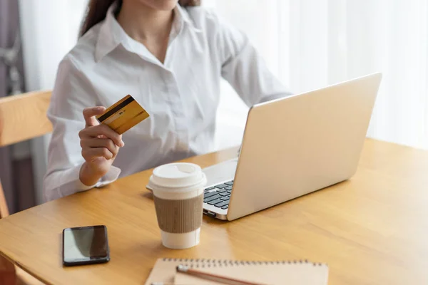 Mujer con tarjeta de crédito y el uso de ordenador portátil para compras en línea —  Fotos de Stock