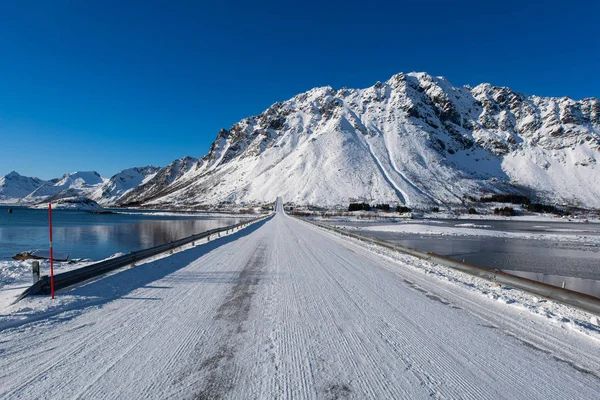 Camino a la isla de Lofoten en temporada de invierno, Noruega, Europa — Foto de Stock