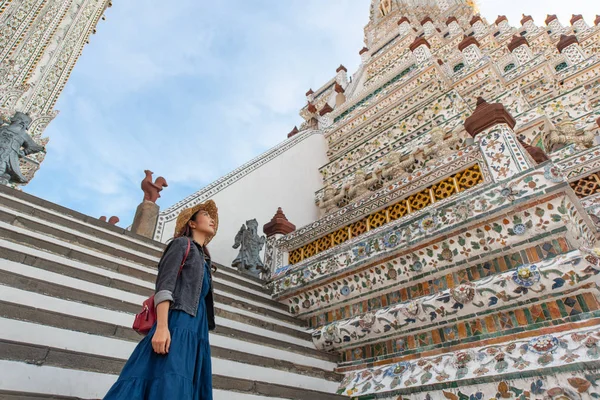 Wat Arun Ratchawararam, o seyahat Genç Asyalı kadın turist — Stok fotoğraf