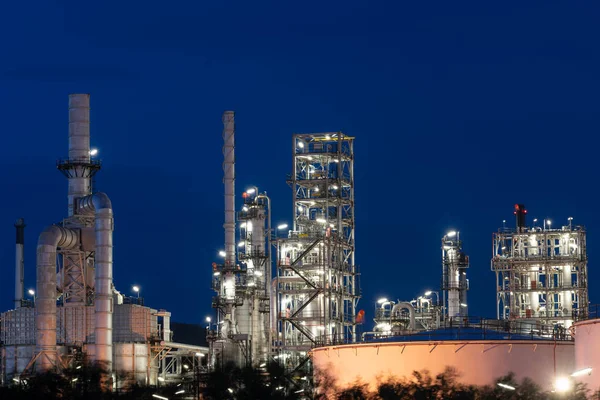 Refinería de petróleo y gas fábrica petroquímica por la noche, petróleo a — Foto de Stock