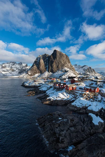 Cabanes de pêcheurs (rorbu) dans le village de Hamnoy sous le bleu sk — Photo