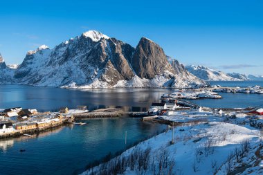 Mavi sk altında Hamnoy köyünde Balıkçılar kabin (rorbu)