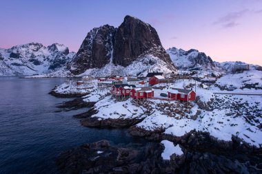 Gün doğumunda Hamnoy köyünde balıkçılar kabin (rorbu)