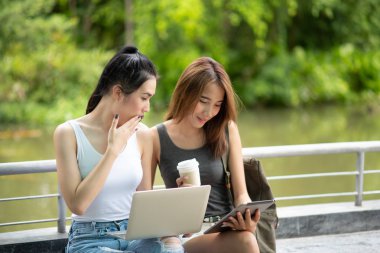 Tablet bilgisayar bakarken heyecanlı genç Asyalı kadın şaşırttı