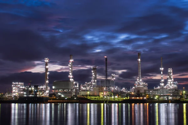 Raffineria di petrolio e gas fabbrica petrolchimica di notte, petrolio a — Foto Stock