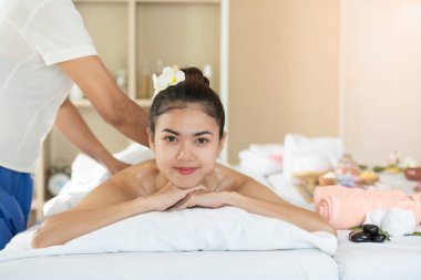 Genç Asyalı kadın spa salonunda masaj almak, zevk ve