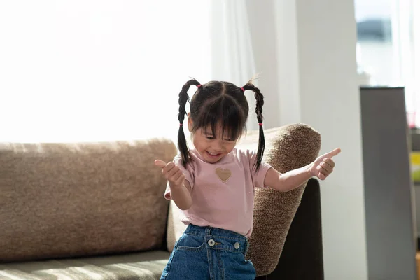 Feliz asiático niño tener divertido y bailando en un habitación —  Fotos de Stock