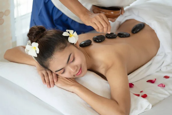 Hermosa mujer asiática acostada en la cama de masaje con tradicional — Foto de Stock