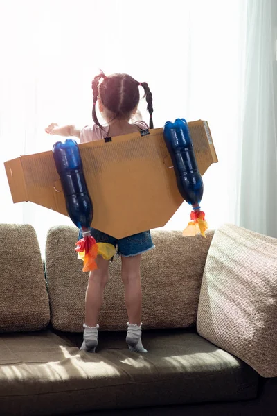 Szczęśliwy Asian mały dziecko dziewczyna gra w a astronauta kostium — Zdjęcie stockowe