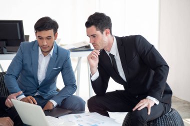 Birlikte ofiste çalışan takım elbiseli işadamı, co Güç