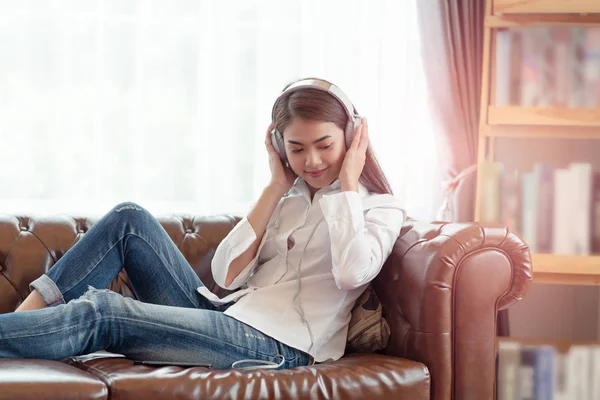 Joven mujer asiática disfrutar escuchando música con auriculares, happ — Foto de Stock