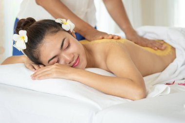 Vücut scr ile peeling tedavisi olan güzel Asyalı kadın