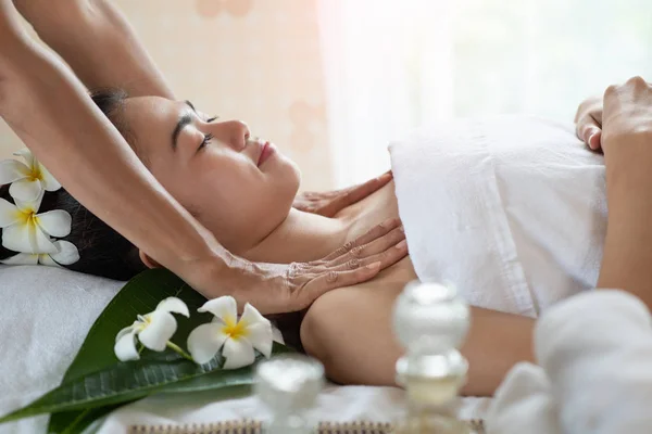Jovem mulher asiática recebendo massagem no salão de spa, desfrutando e — Fotografia de Stock