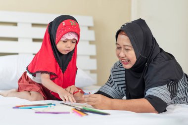 Genç müslüman kız el col bileyici için kalem bileyici kullanarak