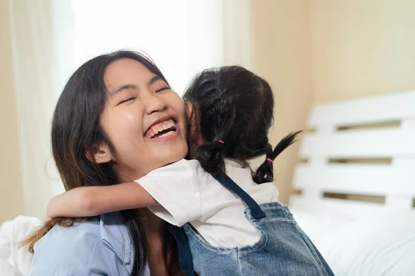 Щасливі азіатські сім'ї люблячих дітей, дитина обіймає свою сестру, Ла — стокове фото