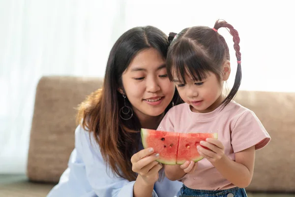Щасливі азіатські дитини насолоджуватися їдять стиглі соковиті кавун з нею — стокове фото