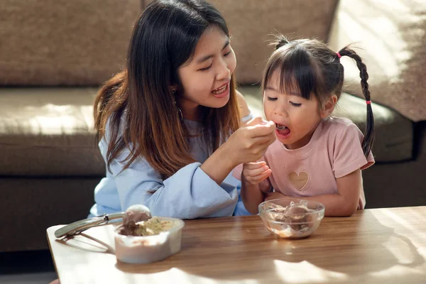 Щасливий дитина азіатських насолоджуватися їдять морозиво з її старша сестра — стокове фото