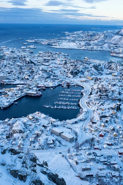 Vista aérea de la ciudad de Svolvaer el pequeño puerto de Norwegian en w — Foto de Stock