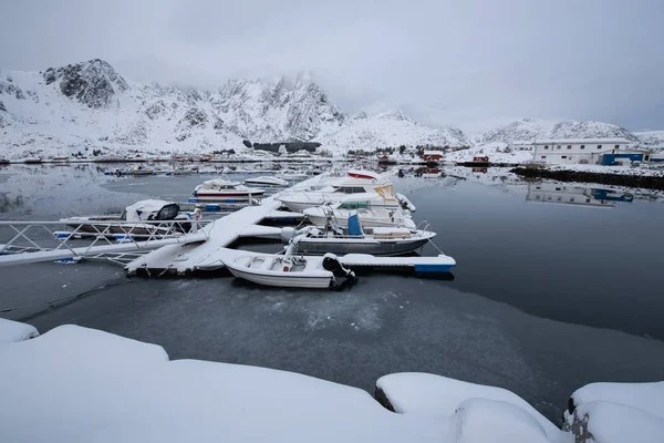 Belle jetée paysage avec des bateaux de pêche avec de la neige en hiver — Photo