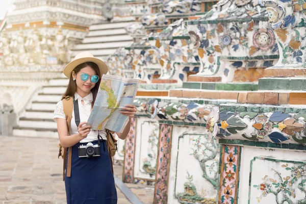 Jóvenes asiáticas turísticas con mapa viajando en Wat Arun Ratchaw — Foto de Stock