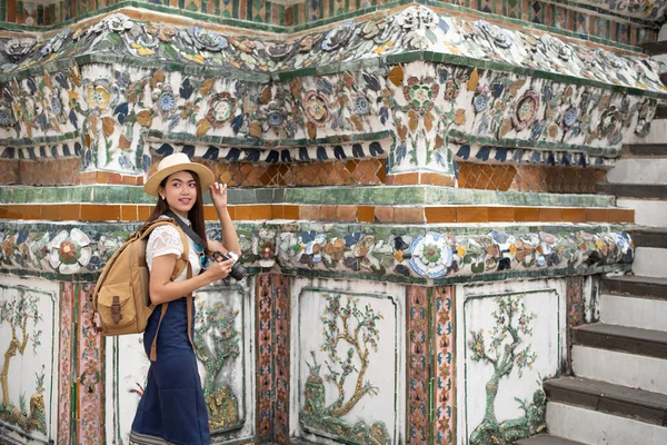 Joven turista asiática viajando en Wat Arun Ratchawararam, o —  Fotos de Stock