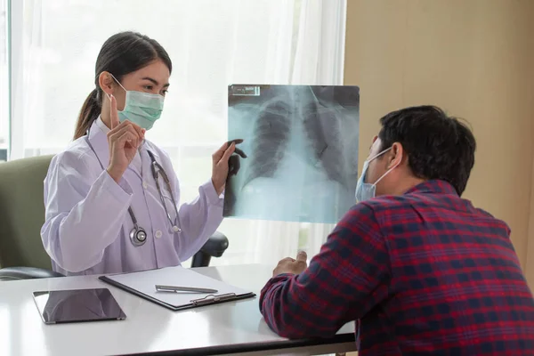 Młoda Azjatka Lekarz Wyjaśniający Prześwietlenie Płuc Pacjenta Opieka Zdrowotna Koncepcja — Zdjęcie stockowe