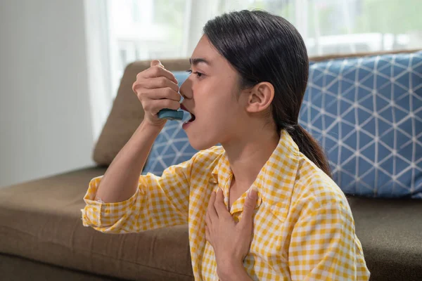 Porträtt Ung Asiatisk Kvinna Med Astmainhalator Royaltyfria Stockfoton