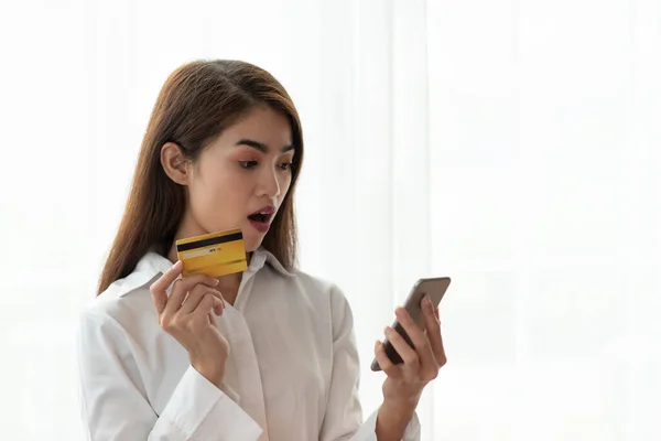 Retrato Shocked Joven Mujer Negocios Asiática Sosteniendo Tarjeta Crédito Mientras —  Fotos de Stock